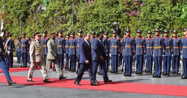 السيسي ورئيس الكونغو يستعرضان حرس الشرف بقصر الاتحادية