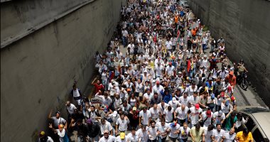 محتجون فنزويليون يحتشدون أمام مركز ثقافى تابع لسفارة بلادهم فى إسبانيا