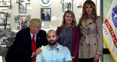 بالصور.. ترامب يزور جنودا أمريكيين مصابين فى مستشفى عسكرى