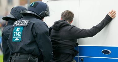 بالصور.. الشرطة تعتقل متظاهرين ضد حزب "البديل من أجل ألمانيا"