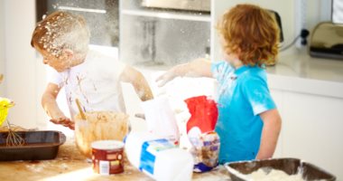 نصائح للحفاظ على سلامة أطفالك من حرائق المطبخ.. تعرفى عليها