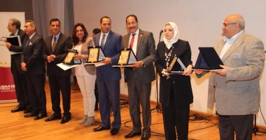 جامعة عين شمس تكرم طلاب الجامعات المتميزين فى مشروع القضاء على الأمية