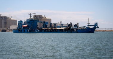 تنفيذ أعمال صيانة للممر الملاحى بميناء دمياط