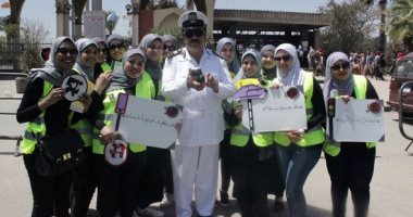 إيه اللى وقف طالبات إعلام فى إشارة مرور حلوان؟ الإجابة: "حملة دوس فرامل" 
