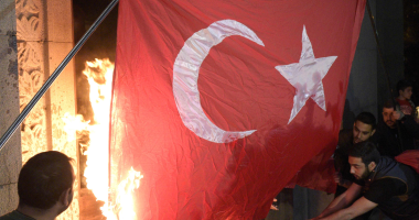 بالصور.. أهالى يريفان يحرقون العلم التركى فى ذكرى مذبحة الأرمن