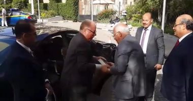 بالفيديو والصور.. وزير الثقافة يهدى "الغضبان" كتابا فور وصوله بورسعيد