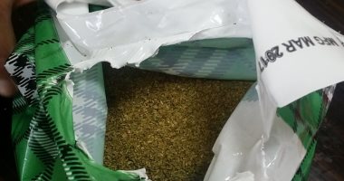 ضبط صاحب مكتب استيراد بحوزته طرود مواد عشبية مخلوطة بالمخدرات بمطار سوهاج
