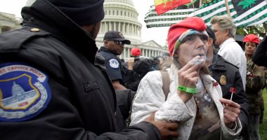 بالصور..مظاهرات فى واشنطن تطالب بتقنين الماريجوانا