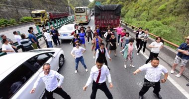 بالصور.. صينيون يرقصون فى الشوارع لحين انتهاء الاختناق المرورى