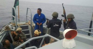 بالصور..خفر السواحل الليبى يحتجز مركبين صيد مصرية ويقتادهما إلى طبرق 