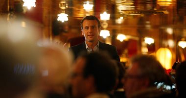 بالصور.. إيمانويل ماكرون يحتفل مع أنصاره بالفوز فى أحد مطاعم باريس