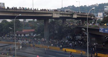 بالصور.. مقتل 3 أشخاص فى اشتباكات عنيفة بين قوات الأمن والمعارضة فى فنزويلا