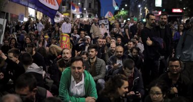 بالصور.. الآلاف يحتجون ضد حكومة صربيا فى شوارع بلجراد