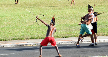 بالصور.. سكان البرازيل الأصليين يواجهون الشرطة بالسيوف والسهام