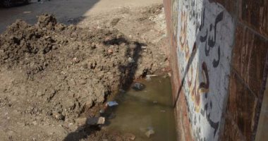 بالصور..مياه مجهولة المصدر تهدد منازل مدينة منيا القمح بالشرقية