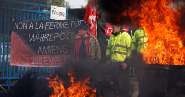 بالصور..محتجون يشعلون النار فى إطارات السيارات احتجاجا على إغلاق مصنع بفرنسا