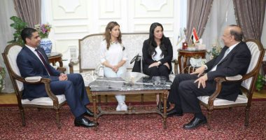 وزير التنمية المحلية يكلف محافظ القاهرة بحل مشكلة فتيات "عربة البرجر"