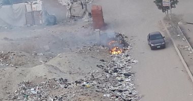 "النيران بجوار الكهرباء"..أهالى "فوكس" بالإسماعيلية يتخلصون من القمامة بالحرق