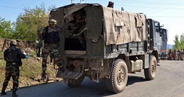 صور.. تواصل الاشتباكات بين الجيش الهندى والباكستانى على الحدود بين البلدين