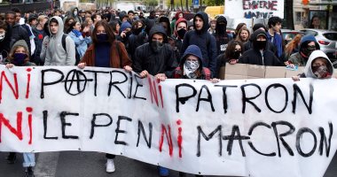بالصور.. اندلاع مواجهات بين الشرطة الفرنسية ومحتجين على مرشحى الرئاسة