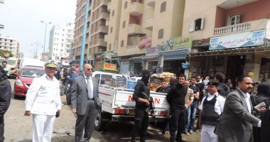 بالصور.. مدير أمن مطروح يشرف على حملة إزالة إشغالات من شوارع المدينة