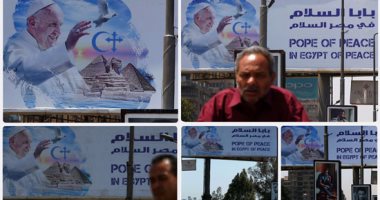 شوارع القاهرة تتجمل بصور بابا الفاتيكان استعدادا لزيارته لمصر