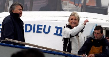 بالصور.. "مارين لوبان" تواصل جولاتها الانتخابية وتلتقى الصيادين جنوب فرنسا