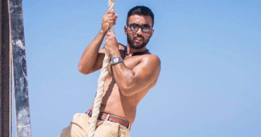 السفارة الأمريكية تشيد بالبطل عمرو حجازى بعد عبوره خليج العقبة بقدم واحدة 