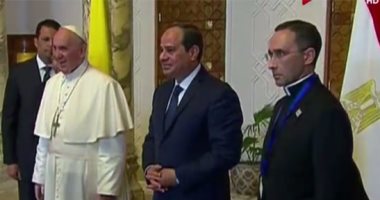 السيسي والبابا فرانسيس يستمعان للسلام الوطنى للبلدين بقصر الاتحادية