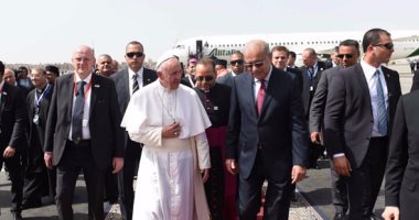 بالفيديو والصور.. بابا الفاتيكان يصل القاهرة ورئيس الوزراء يستقبله بالمطار