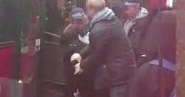 بالفيديو.. شرطة لندن تسحل منتقبة من حافلة لاشتباهم بتورطها فى عمليات إرهابية