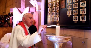 بالصور.. بابا الفاتيكان والبابا تواضروس يشعلان الشموع لتأبين ضحايا الكنيسة البطرسية
