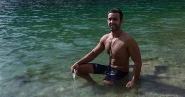 عمرو حجازى يستعد لدخول "جينس" بعد عبوره خليج العقبة سباحة بساق واحدة