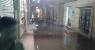 بالصور.. مياه الصرف تغرق شوارع عزبة المفتى فى إمبابة وتهدد منازلها