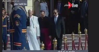 موكب الرئيس السيسي يغادر مطار القاهرة بعد وداع البابا فرانسيس