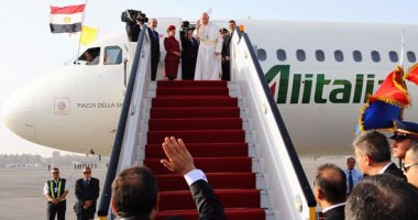 بالفيديو والصور.. الرئيس السيسي يودع البابا فرانسيس بمطار القاهرة بعد زيارة استمرت يومين