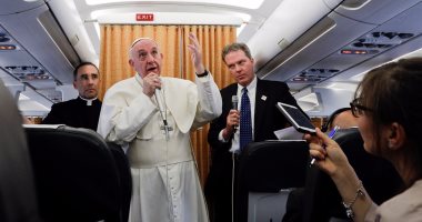 بالصور.. بابا الفاتيكان يتحدث للصحفيين عن زيارته لمصر على متن الطائرة