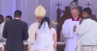 البابا فرانسيس يبارك زواج عروسين فى استاد الدفاع الجوى قبل بدء القداس