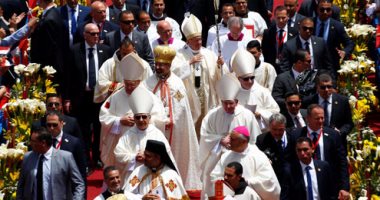 بابا الفاتيكان يغادر استاد الدفاع الجوى عقب انتهاء القداس الإلهى
