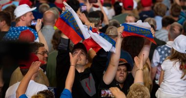 بالصور.. مؤيدو ترامب يطردون شخصين رفعا علم روسيا خلال خطاب الـ100 يوم