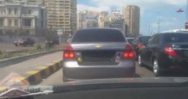 سيارة بزجاج "فاميه" وبدون لوحات معدنية تسير بحرية على كورنيش بالإسكندرية