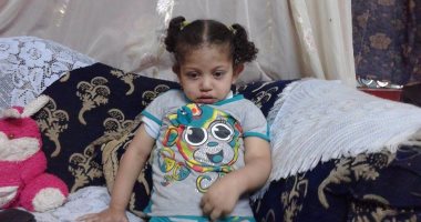بالفيديو والصور.. مأساة الطفلة "جنا" مصابة بثقبين فى القلب و50 ألف جنيه تنقذها