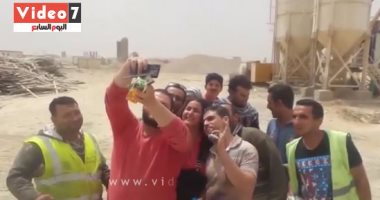 بالفيديو.. عمال العاصمة الإدارية يلتقطون السيلفى مع سما المصرى احتفالا بعيد العمال