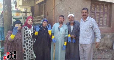 بالصور..شباب يوزعون 100 قفاز على عمال النظافة فى بنى سويف بمناسبة عيد العمال