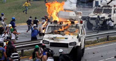 بالصور.. المعارضة الفنزويلية تقتحم قاعدة جوية بعد دعوة الرئيس لصياغة دستور جديد
