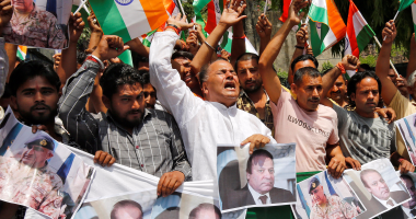 بالصور.. عشرات الهنود يتظاهرون ضد باكستان بعد مقتل جنديين فى كشمير