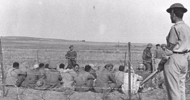 صحيفة إسرائيلية تنشر صورة مستفزة عن الأسرى المصريين فى حرب 1948