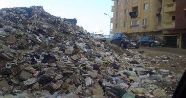 بالصور.. مخلفات البناء والقمامة تحاصران "بروتكس" فى بورسعيد 