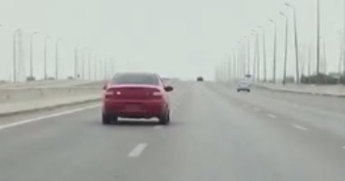 قارئ يرصد سيارة بدون لوحات تسير على طريق مصر إسكندرية الصحراوى