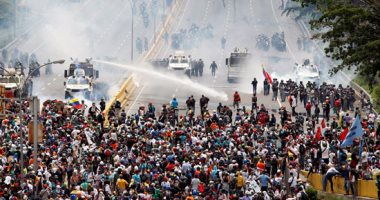 بالصور..آلاف المتظاهرين فى فنزويلا والشرطة تطلق الغاز المسيل للدموع      